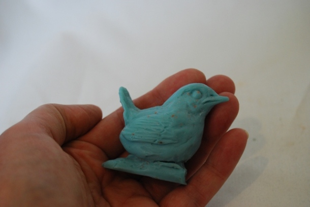 Bird sculpture in wax in the hand